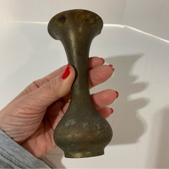 Vintage brass bud vase with lots of patina size 5” high 1940’s etched design - Picture 2 of 6